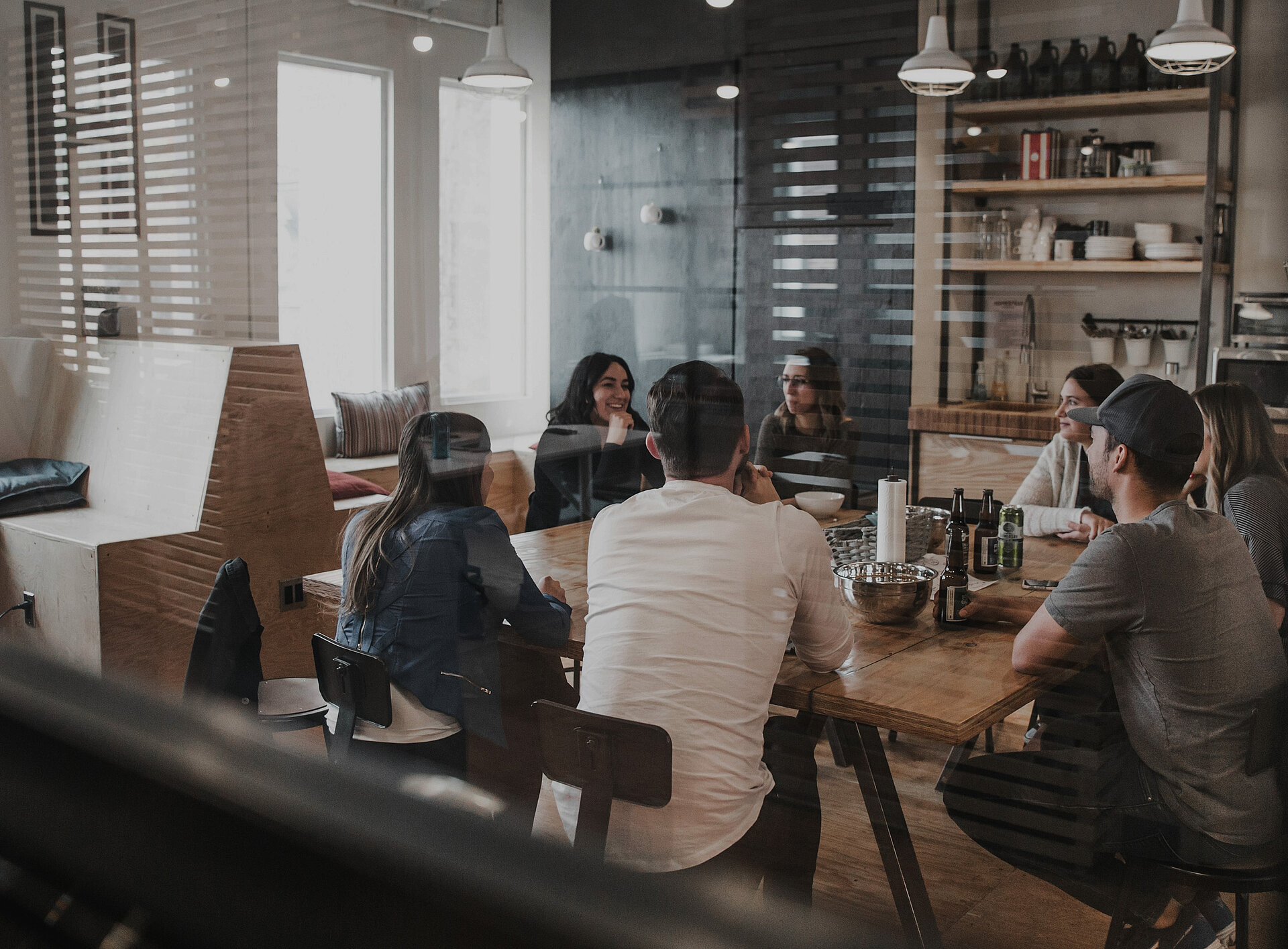 Mehrere Personen unterhalten sich bei einem Meeting